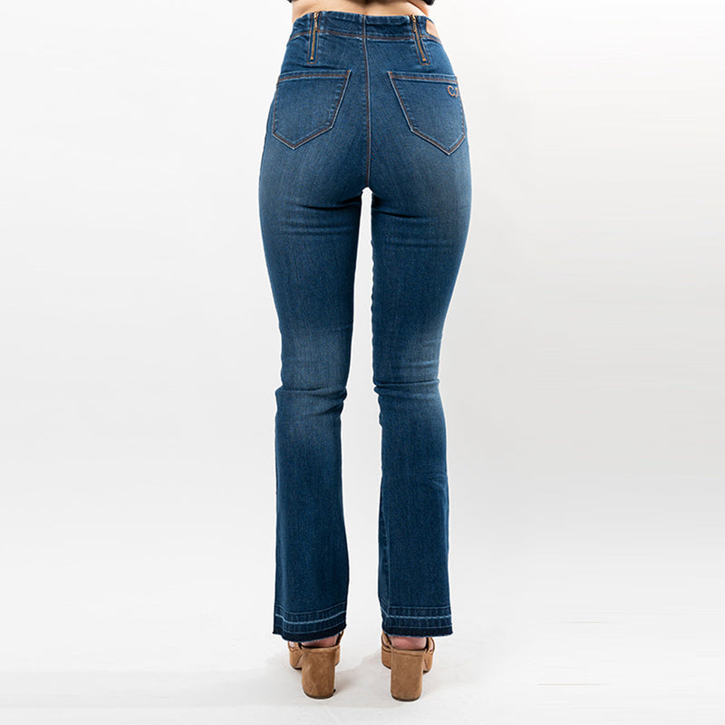 This trendy bootcut is made to enhance your curves and enlongate your legs giving you the look of a more stylized figure no matter what size. With just the right amount of flare to achieve a chic look whether you wear it with heels or flats. Made in two gorgeus washes, with an undone hem that creates a beautiful ombre effect, this Convi is a must have!