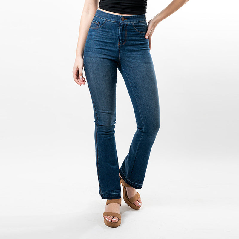 This trendy bootcut is made to enhance your curves and enlongate your legs giving you the look of a more stylized figure no matter what size. With just the right amount of flare to achieve a chic look whether you wear it with heels or flats. Made in two gorgeus washes, with an undone hem that creates a beautiful ombre effect, this Convi is a must have!