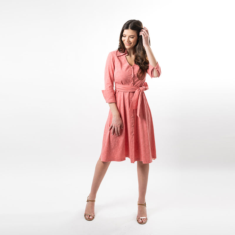 A timeless shirt dress with a modern twist, this dress is designed to flatter many silhouettes no matter what size! Made from a beautiful cotton jacquard, it lends itself for many affairs and for sure make you stand out!